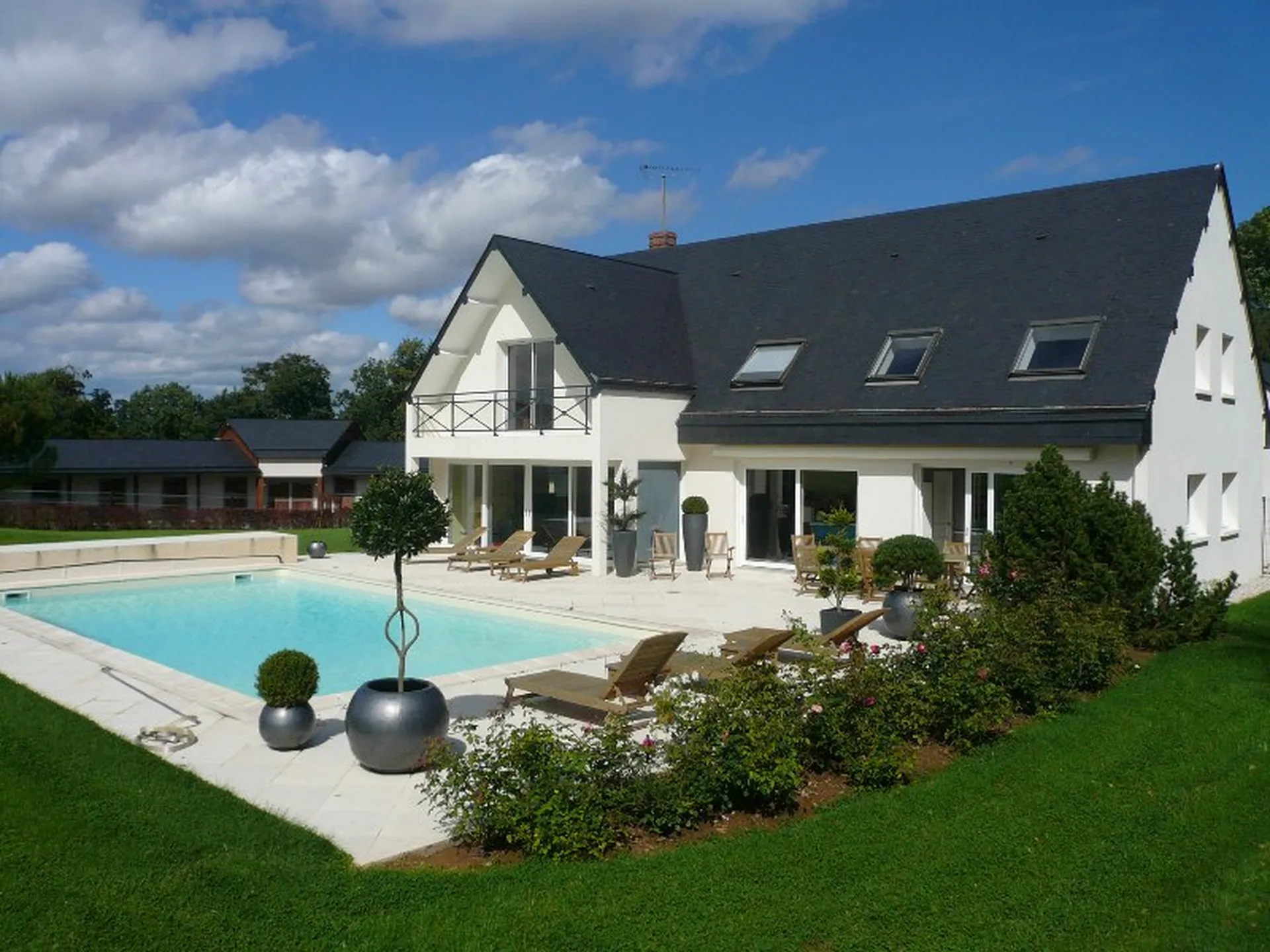 Maison contemporaine avec box à chevaux et piscine