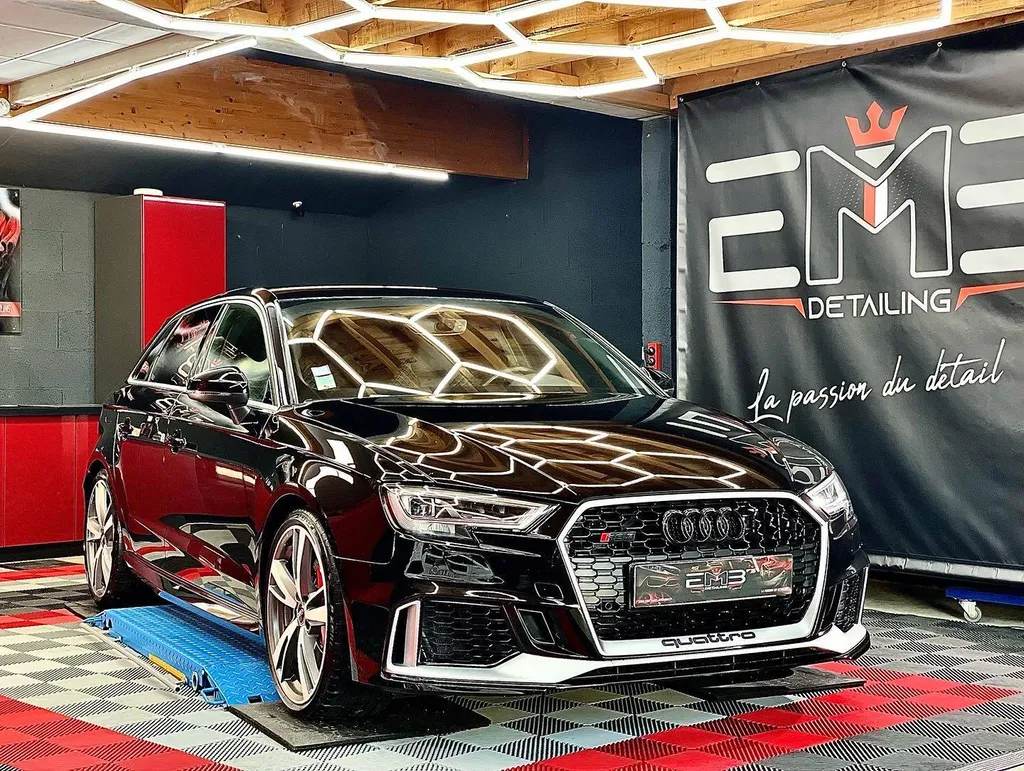 Rénovation de carrosserie abimée et rayée d'une Audi RS3 à La Tour de Salvagny