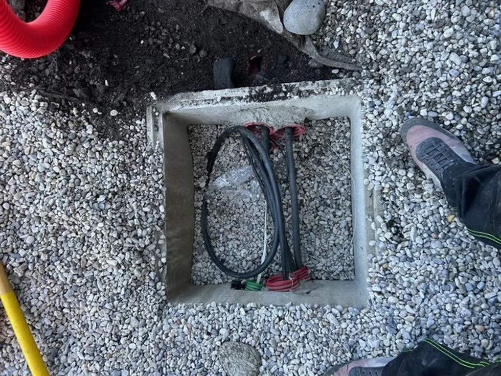À Martillac 33650 en Gironde, aménagement d'infrastructure avec tranchée et installation de deux bornes de recharge doubles sur pied V2C Trydan 22kW pour flotte d'entreprise.