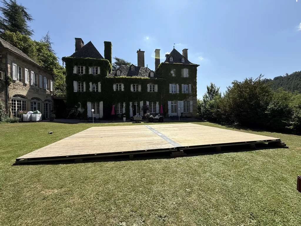 Location d'un plancher de 150m² pour un mariage au Domaine de Carrière à Marvejols près de Mende en Lozère