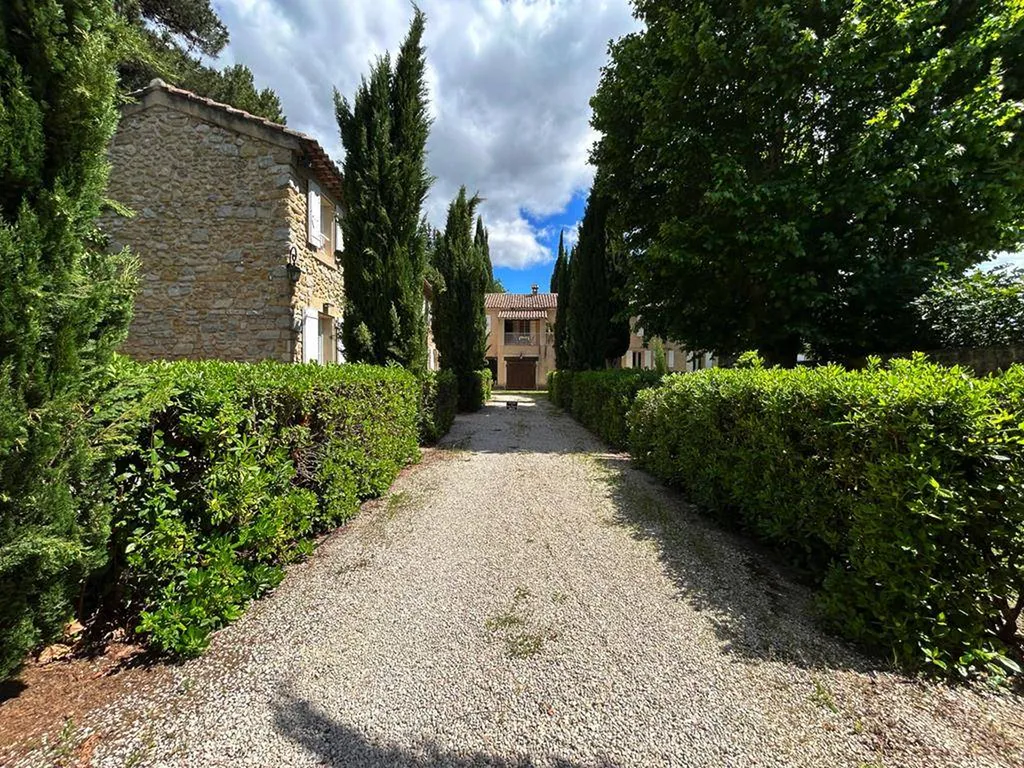 Mormoiron - Domaine viticole, oléicole, 3 gites avec piscine au pied du Mont-Ventoux.