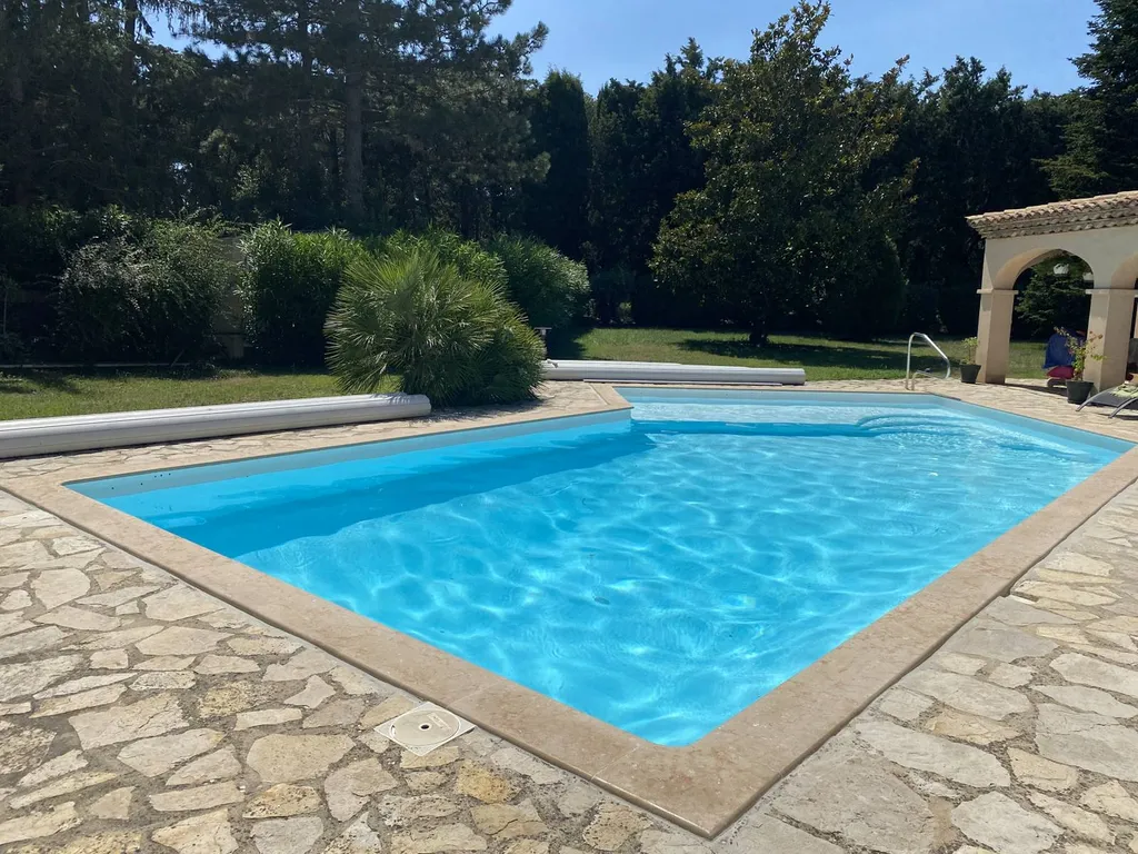 MARGELLE PISCINE EN PIERRE NATURELLE CASTELLA BEIGE / CENIA BEIGE / PIERRE BEIGE FINITION FLAMMEE