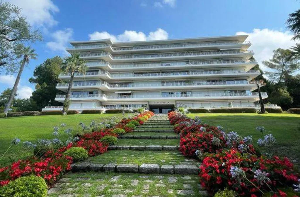 Ravalement de façades dans un immeuble à Cannes