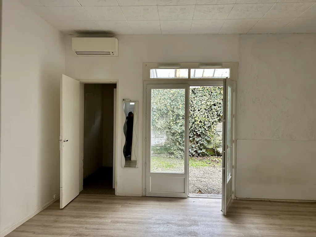Acheter une petite maison type échoppe en pierre à Bordeaux Gare environ 32 M2 avec cour de 17m2