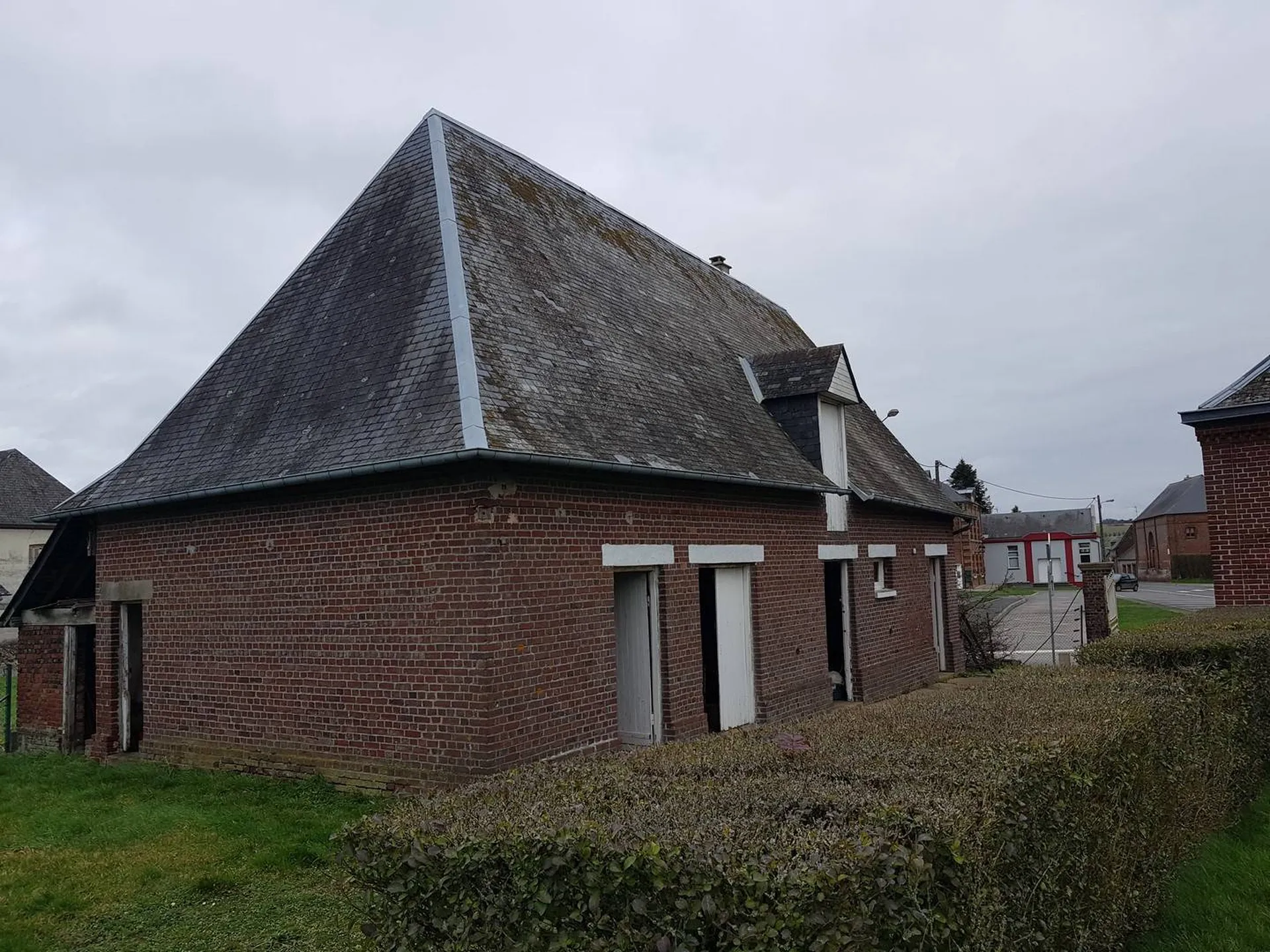 a vendre pays de Bray, 2h30 Paris propriété à rafraichir avec dépendances, 4/6 chambres et grand terrain pour chevaux 76