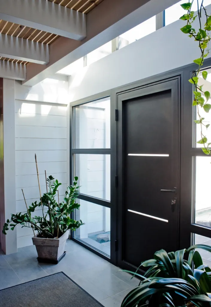 Porte d’entrée en bois massif avec serrure 5 points et vitrage décoratif fabriquée sur mesure à Écully