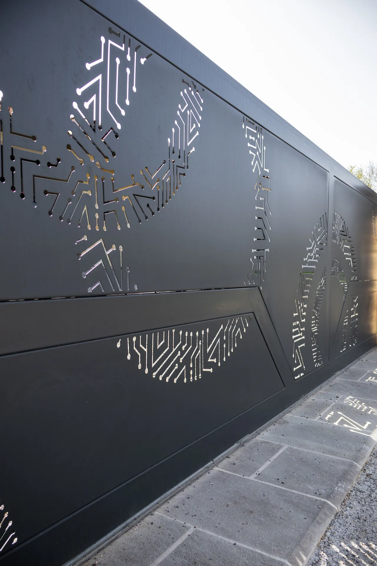 Portail à motifs découpé au plasma : une signature moderne et sécurisée pour votre villa en Sud Ardèche.