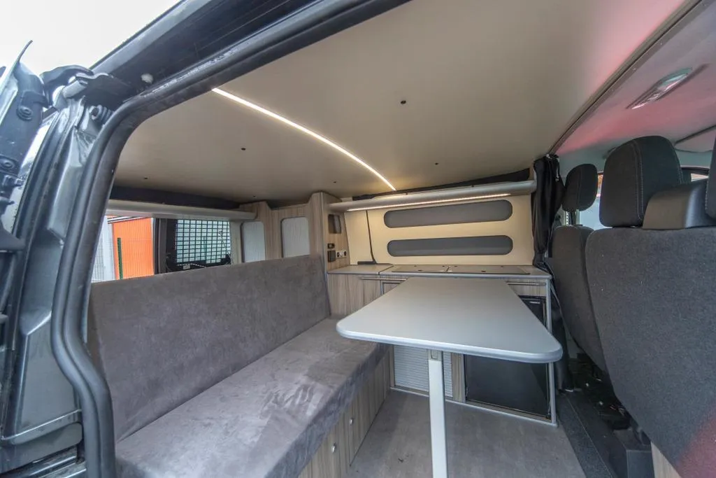 Aménagement sur-mesure d'un Ford Transit Custom à Marseille : van pensé pour l'apéro pieds dans le sable dans les Bouches-du-Rhône