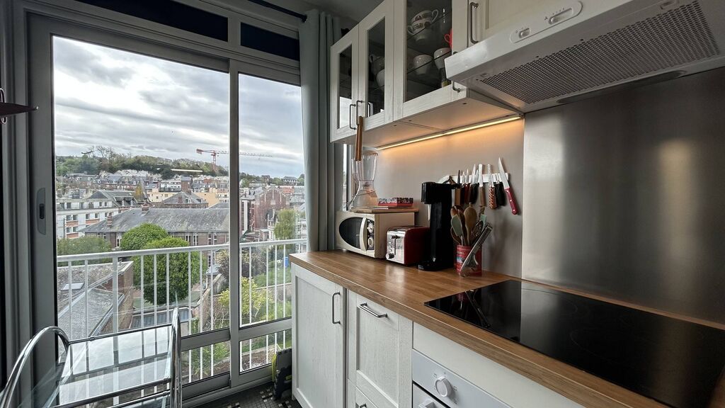 SOUS COMPROMIS Appartement idéalement situé avec balcon, ascenseur, Dieppe, 76 Normandie