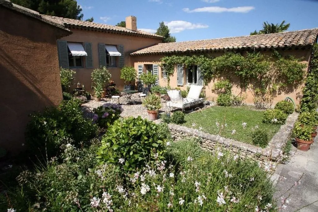Propriété Provencale au style contemporain  avec piscine, en vente proche d'Avignon