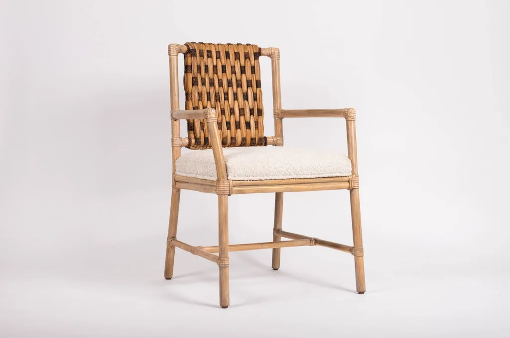 Fauteuil avec accoudoir en rotin à Hyères