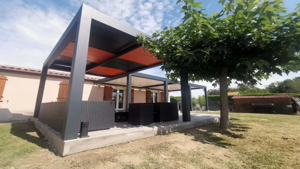 Installation de double auvent bioclimatique motorisé avec stores et garde-corps à Saint-Étienne-de-Tulmont pour terrasse design