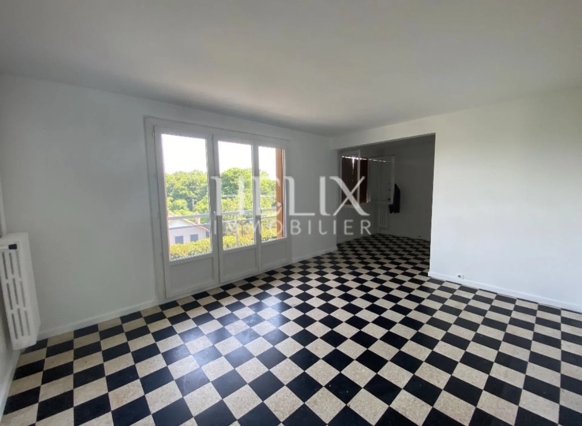 Appartement 5 pièces traversant Est/Ouest – Double séjour, balcon, 3 ch (poss. 4), cave et parking attitré