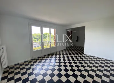 Appartement 5 pièces traversant Est/Ouest – Double séjour, balcon, 3 ch (poss. 4), cave et parking attitré