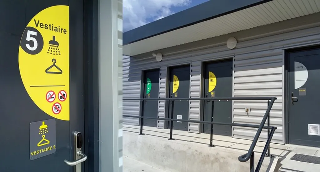 Création et installation de plaques de signalétique adaptée avec braille pour améliorer l’accessibilité d’un club sportif recevant du public à Valence
