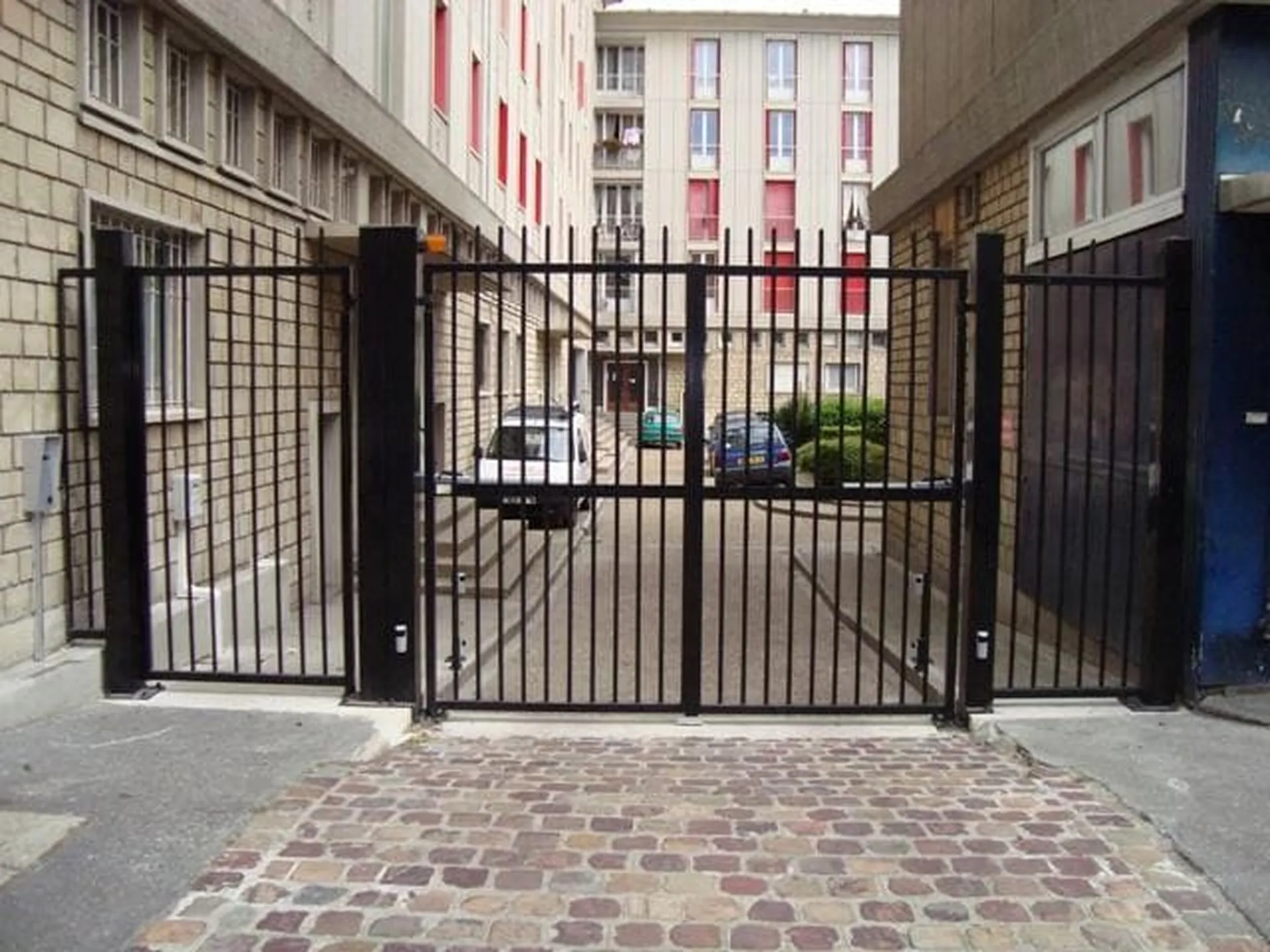 Installation de Portails Battants Motorisés pour Copropriété à Pont-l'Évêque dans le Calvados (14) à proximité de Deauville et Lisieux