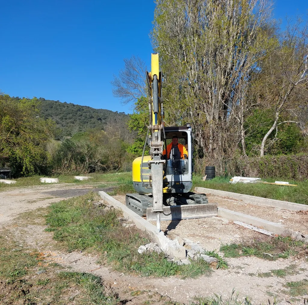 Création de longrines béton pour réceptionner des Algeco et viabilisation du site à St Paul lez Durance dans les Bouches du Rhône