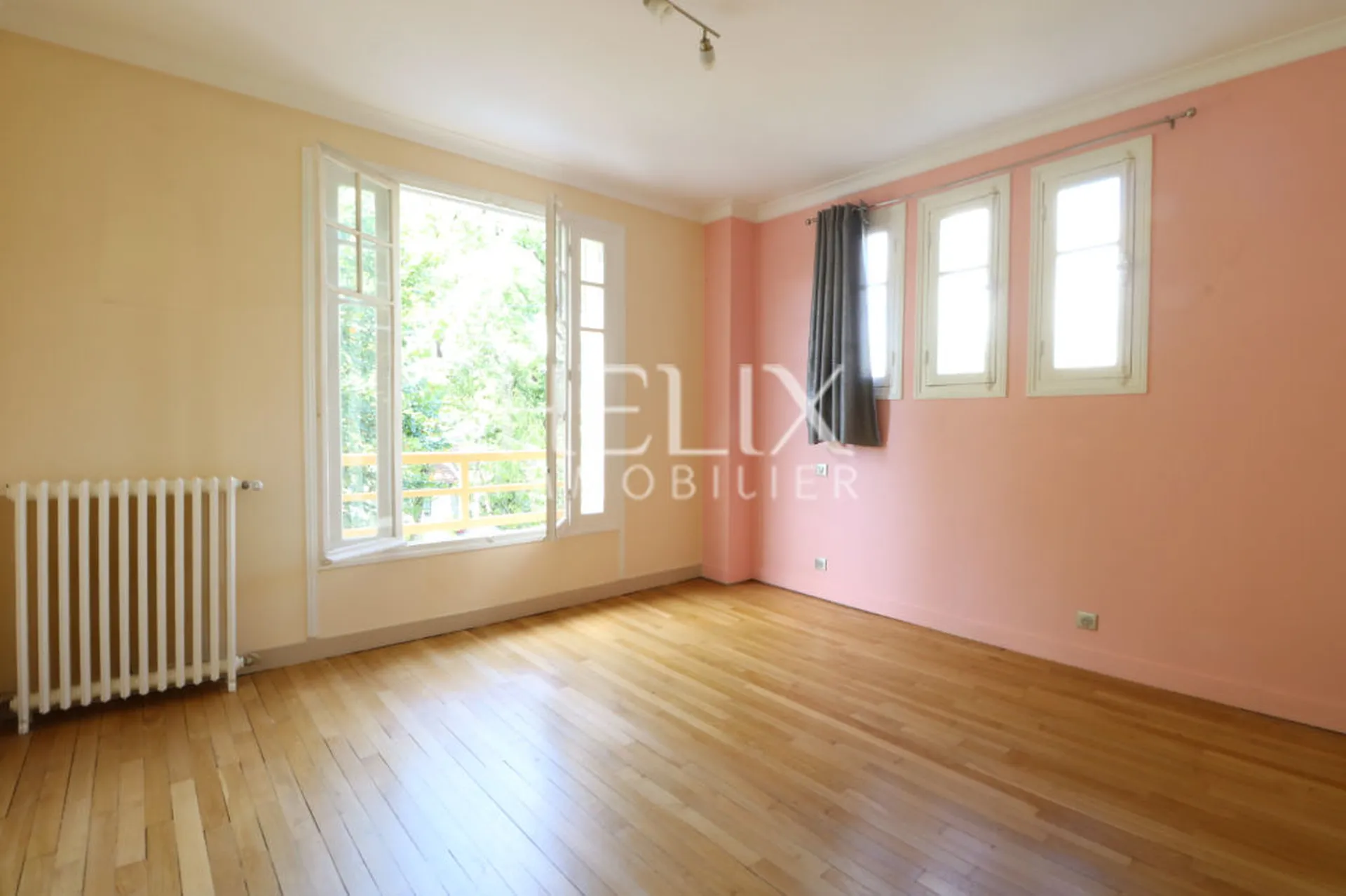 Belle maison familiale au Vésinet d'une surface de 160M² 8 pièces un triple séjour et 5 chambres, Proche école, gare RER A et commerces.