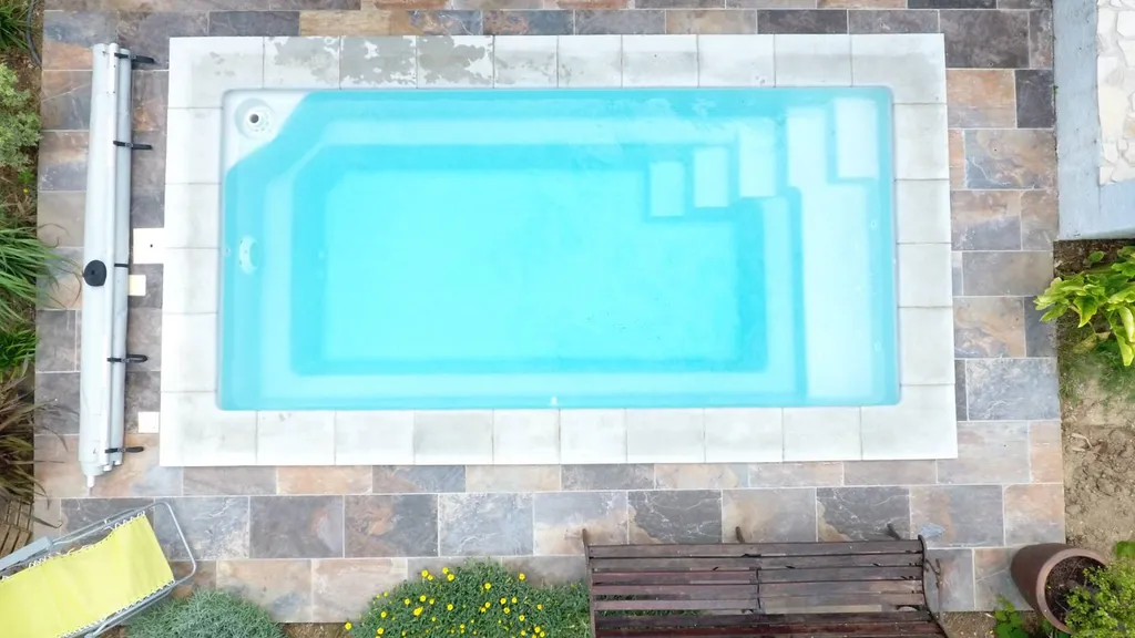 Installation Starlite avec margelles assorties – harmonie parfaite avec les extérieurs provençaux