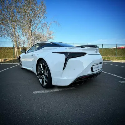 Installation de film PPF Xpel noir brillant sur une Lexus LC500 à Saint-Etienne avec déchromage de la calandre, des rétros, des baguettes de toit, du diffuseur et des sorties d’échappement