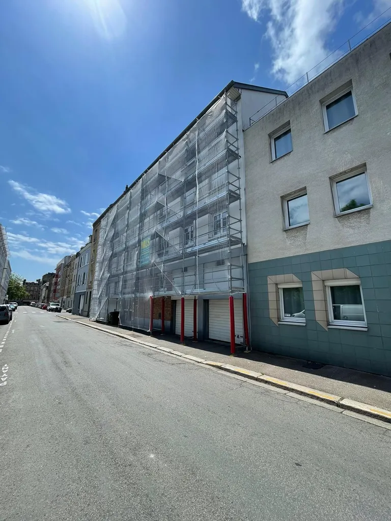 Comment louer un échafaudage sécurisé 250m2 pour entretien de façade en centre-ville à Evreux 27000 ?