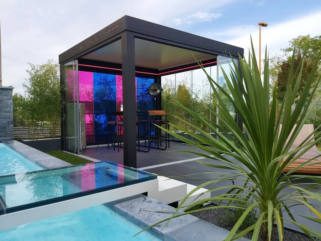 Pose d'un adhésif avec aspect vitrail pour habiller le fond d'une pergola bioclimatique à Trévoux près de Villefranche sur Saône