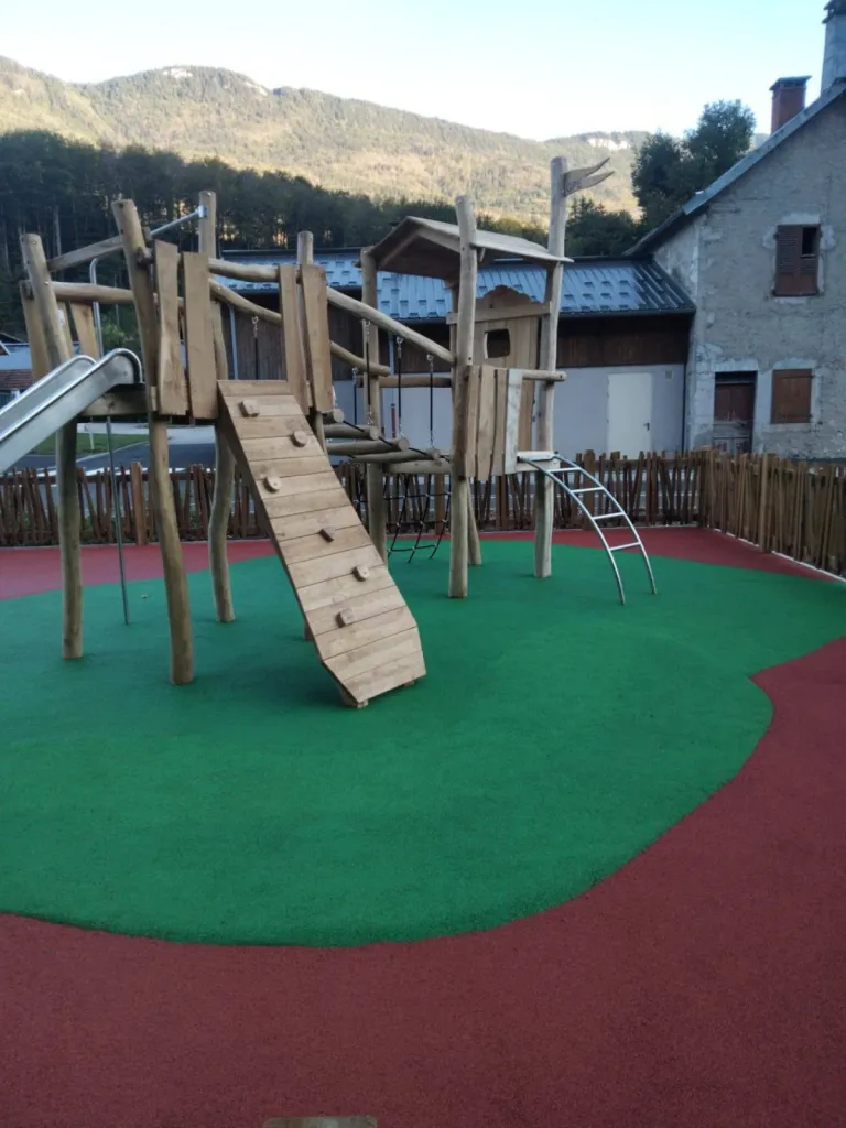 jeu en région rhône alpes en bois robinier