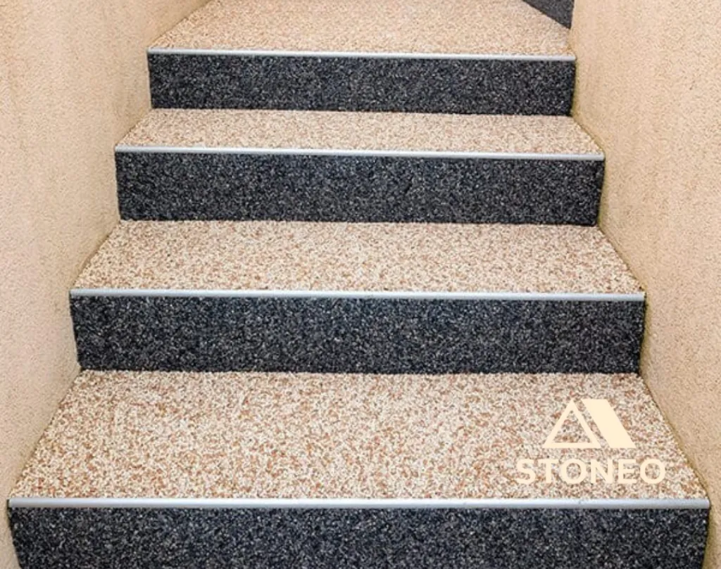 Modernisez votre escalier béton à Izeron proche de Saint-Marcellin (38) avec de la moquette de pierre haute performance STONEO. Marches et contre-marches en granulat de marbre et résine une solution antidérapente et résistante. Devis rapide dans le 38, 26