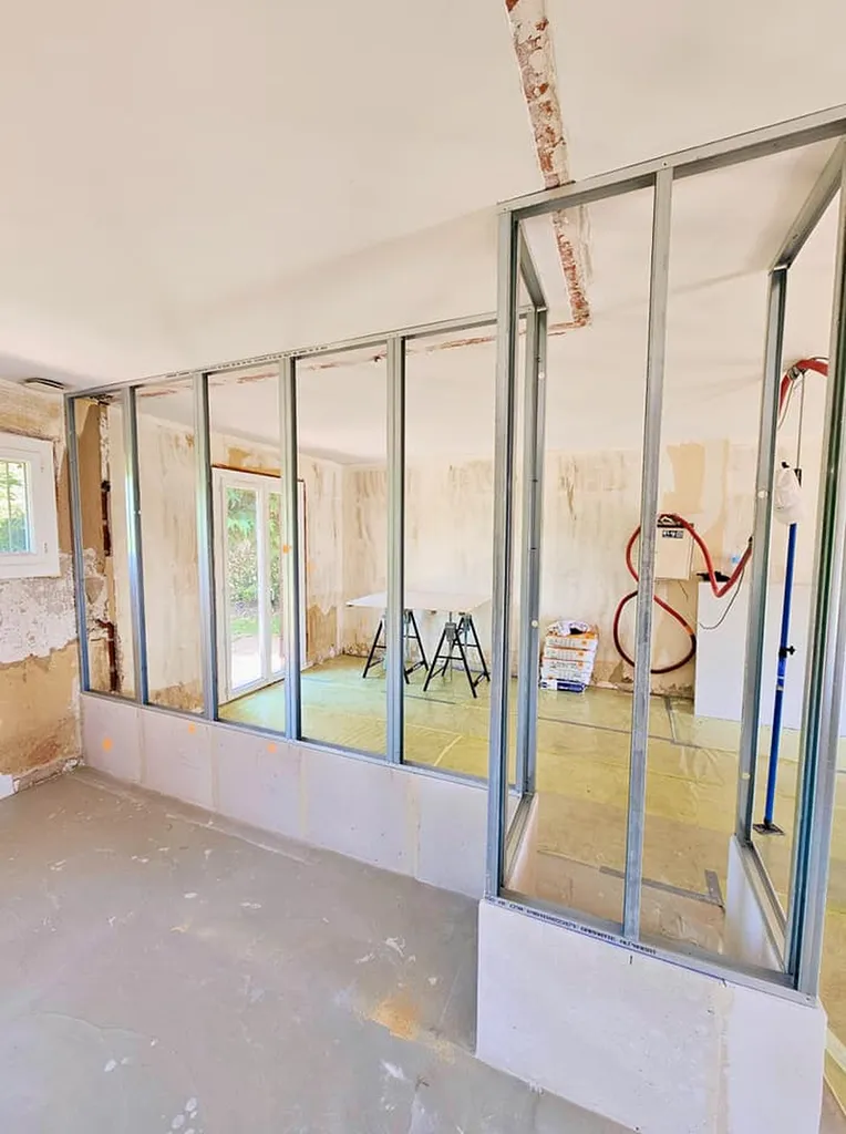 Création de cloison en plaque de plâtres sur ossature métallique fixé sur une base de béton cellulaire chez un client Verfeil en Haute Garonne.