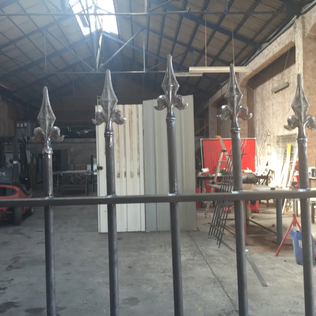 PROTECTION DE FENETRE ACIER ORIGINALE FABRIQUEE SUR MESURE DANS TOUTE LA REGION PACA BDR 13