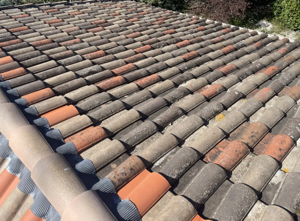 avant nettoyage des tuiles sur Martigues