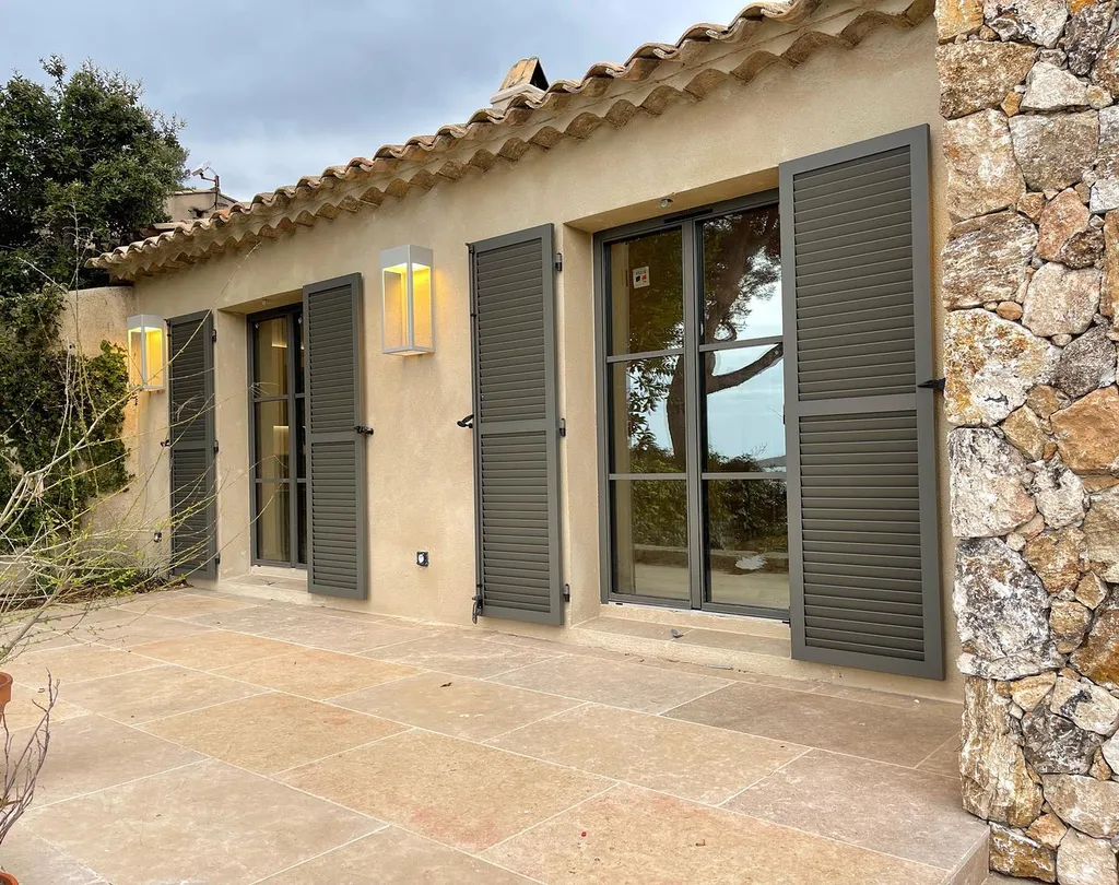 Pose de volets sur mesure en aluminium pour la rénovation de fenêtres dans une villa à Antibes
