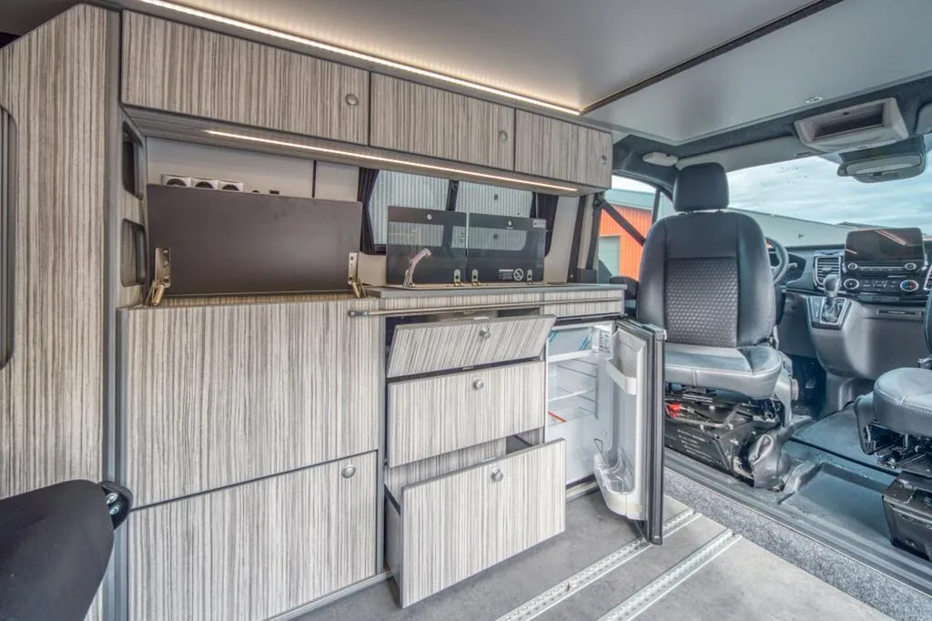 Aménagement intérieur Ford Transit Custom Long à Paris : transformation van sur-mesure en Île-de-France