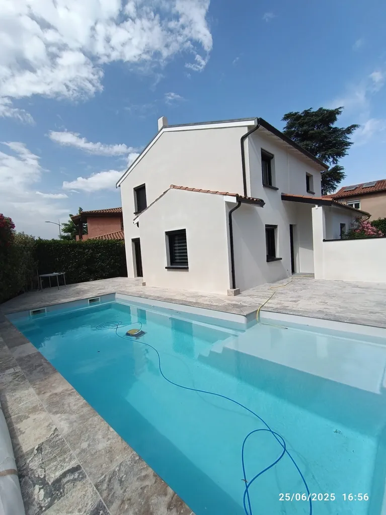 Installation d'une piscine coque Alliance Piscine modèle Larimar 8,4x4,10 avec terrasses travertin gris et aménagements extérieurs à Jolimont