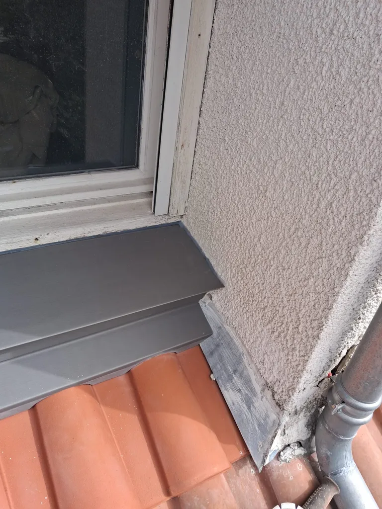 Réalisation d’appuis de fenêtre sur mesure en zinc pour assurer l’étanchéité d’une toiture à Bordeaux et en Sud-Gironde