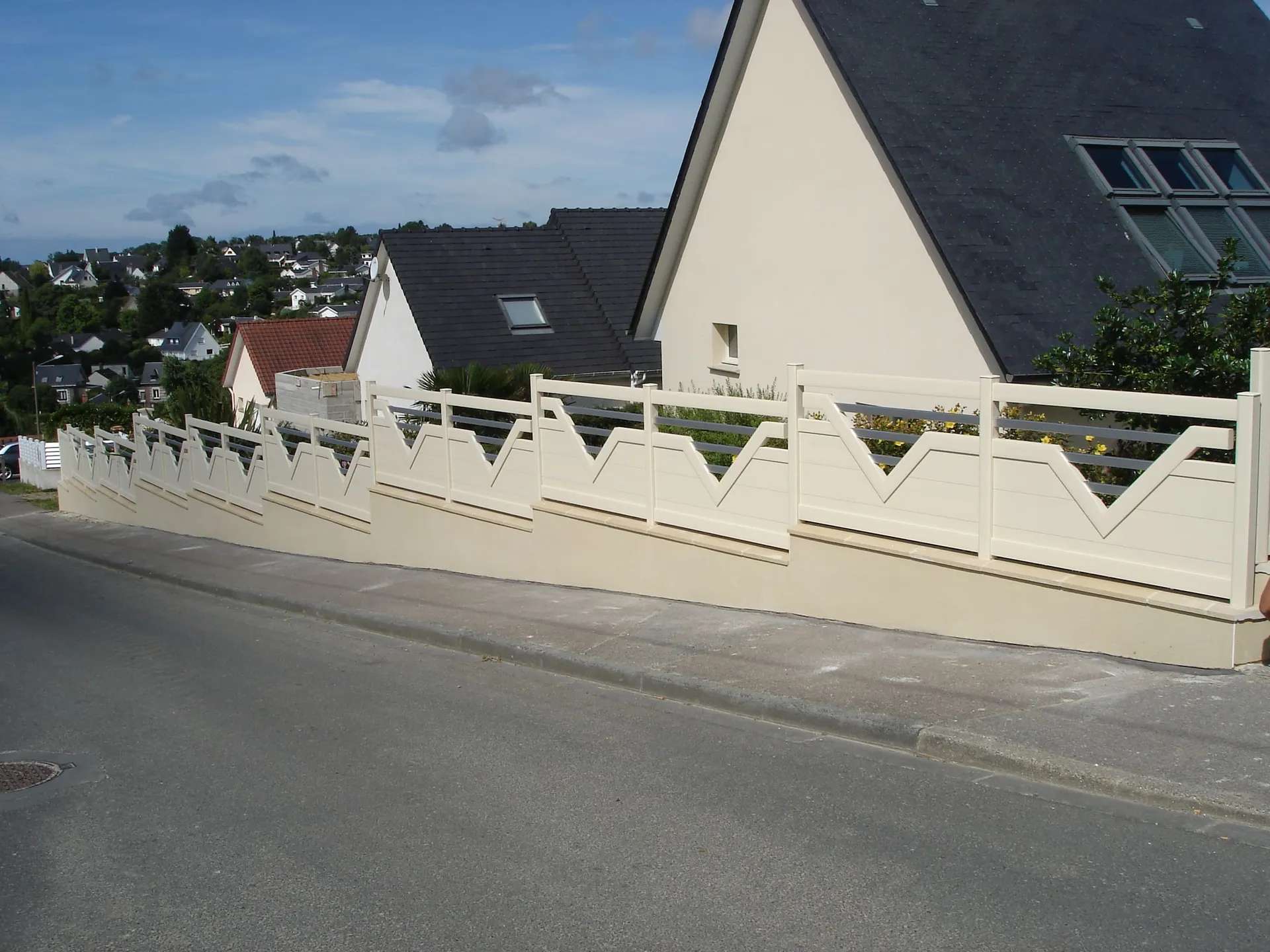 Installation de Clôture aluminium sur muret, Portails motorisés et Portillon en aluminium à Bernay dans l'Eure 27 et ses Alentours