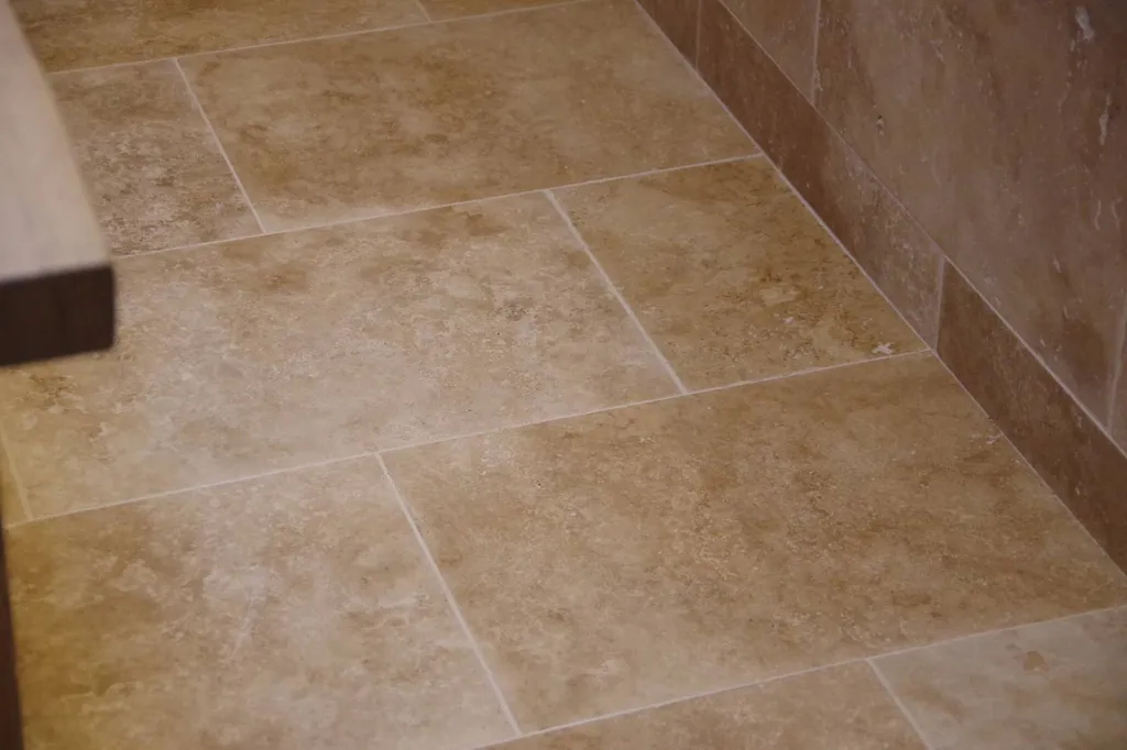 Poser du travertin mix dans une salle de bain en Gironde