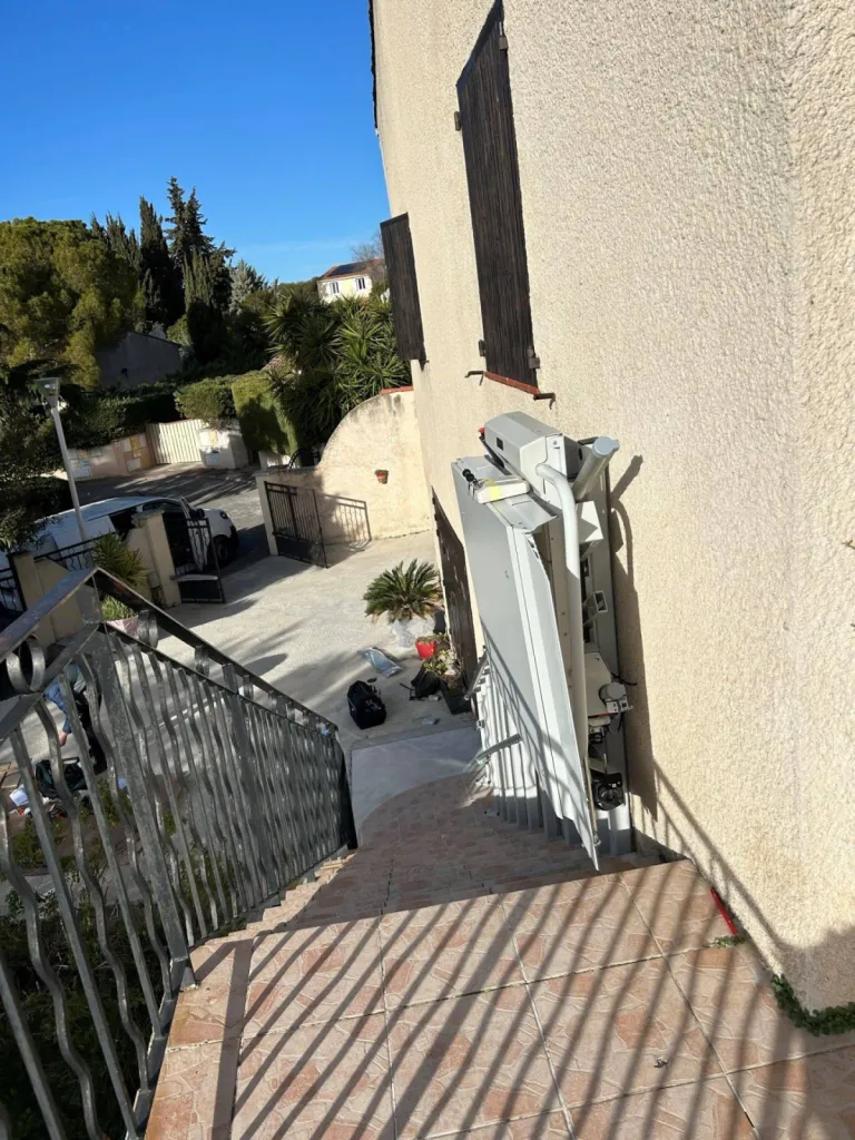 Compacité pour cette plateforme oblique Lehner Delta par Oval'Access dans cet escalier droit en extérieur à Vitrolles près de Marseille