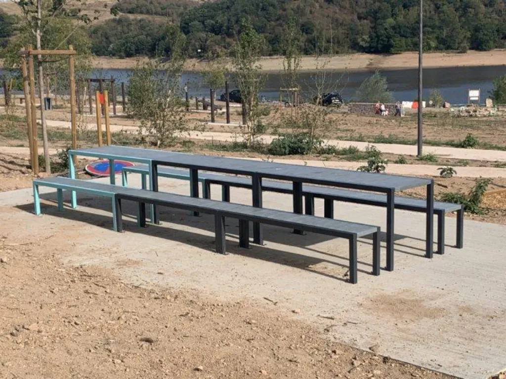 Conception et pose de bancs, chaises de détente, tables de pique nique et jeux pour enfants au Lac de Villerest près de Roanne Loire 42