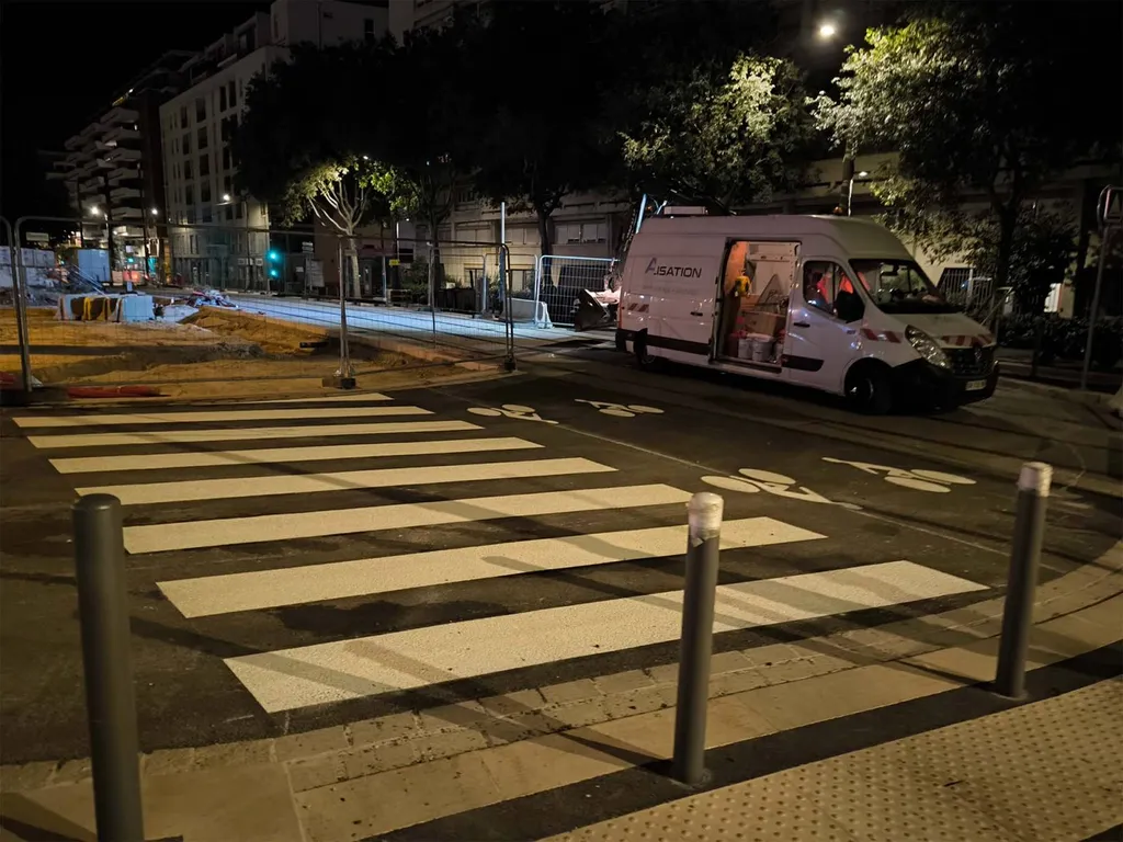 Solmark, entreprise spécialisée dans le marquage au sol, panneaux de signalisation routière, accessibilité PMR, mobiliers urbains et revêtement décoratif