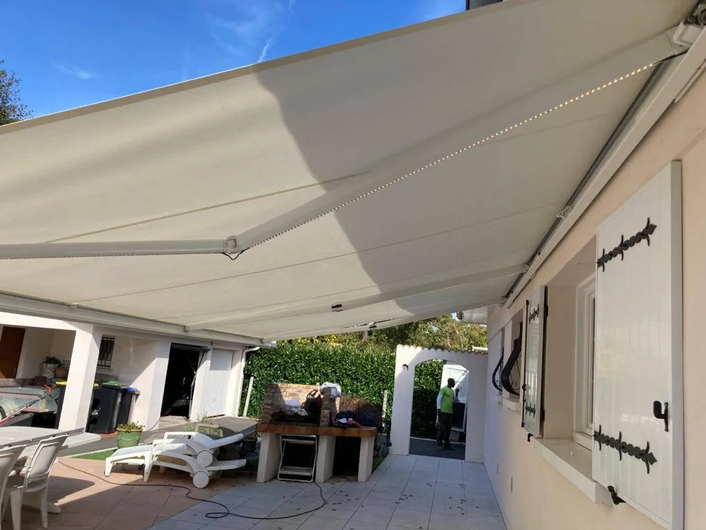 Installateur store banne motorisé sur mesure à Bordeaux en Gironde