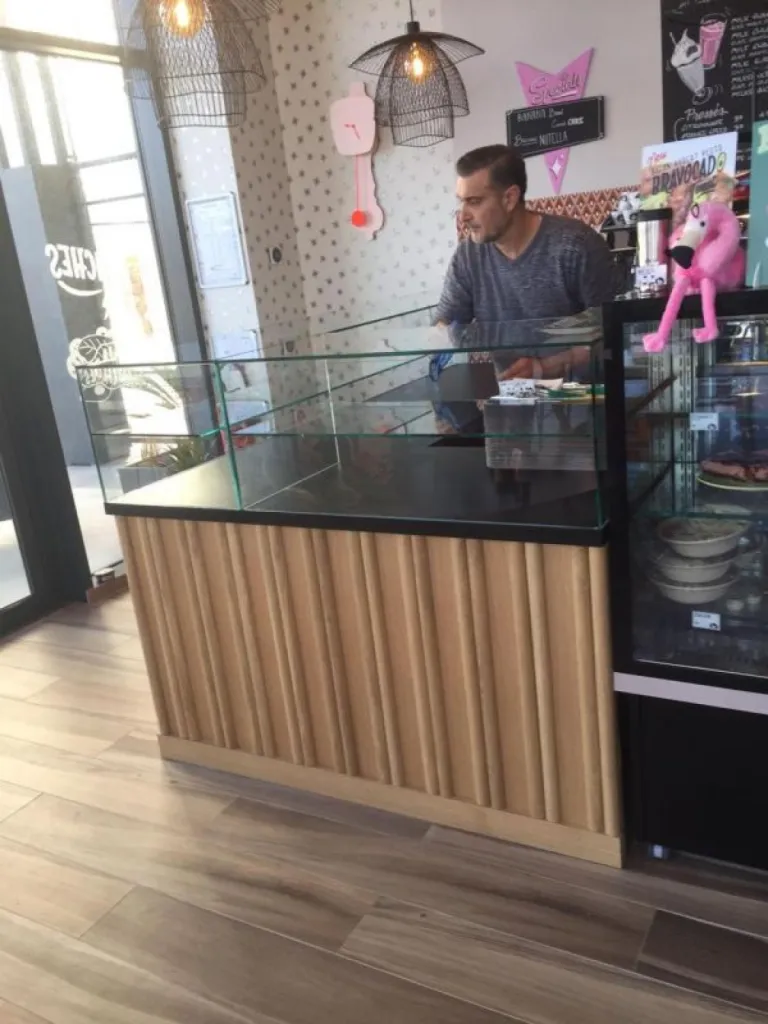 Vitrine en verre pour une boulangerie sur ARLES dans les bouches du Rhône