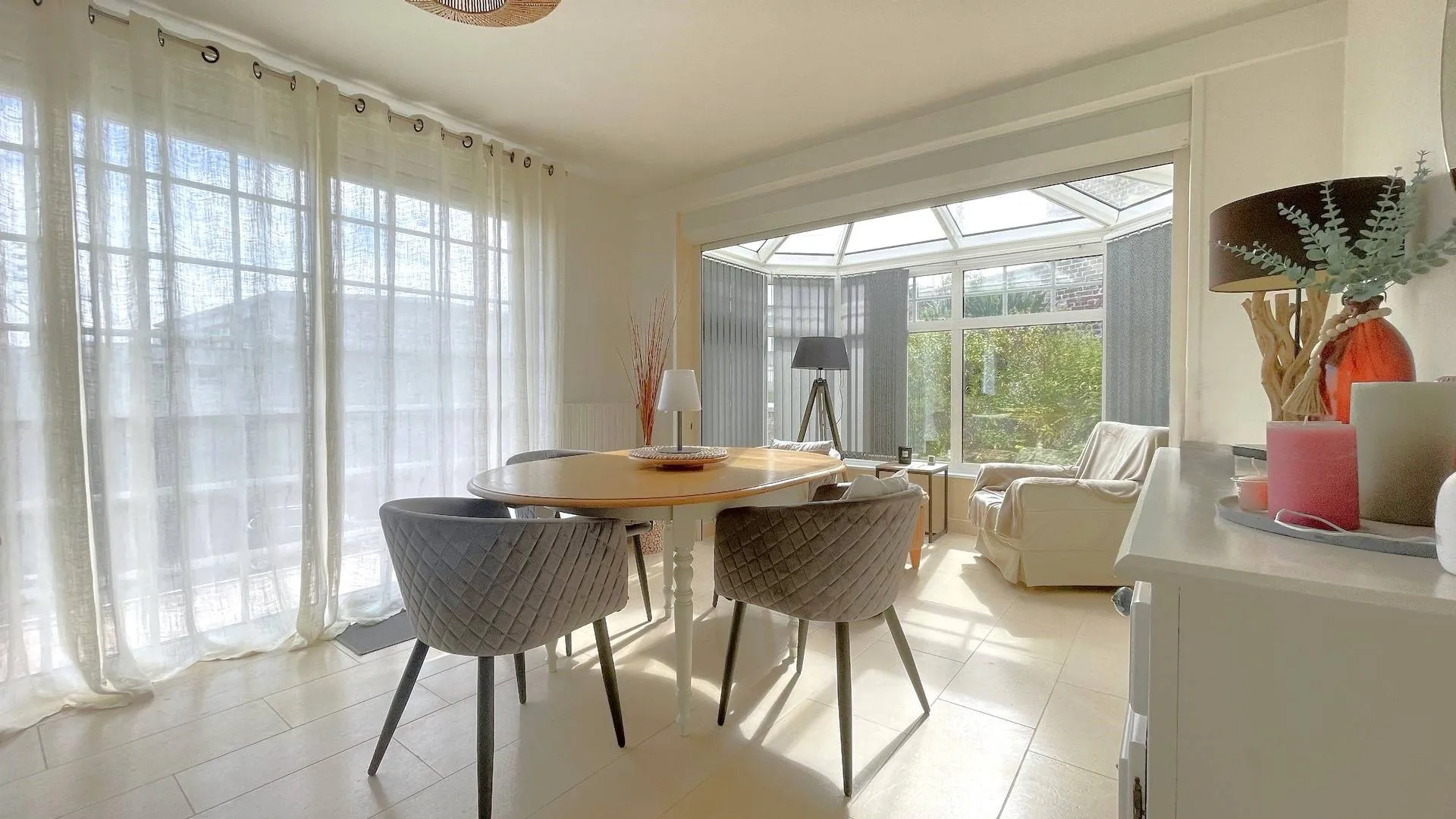 Maison à vendre avec jardin et terrasse à Dieppe : Cette propriété dispose d’un agréable jardin avec terrasse, idéal pour profiter de moments de détente avec vue sur la ville.