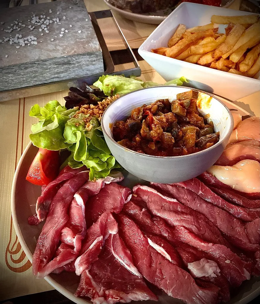 Une cuisine corse, un *feu de bois*, une table pour tous