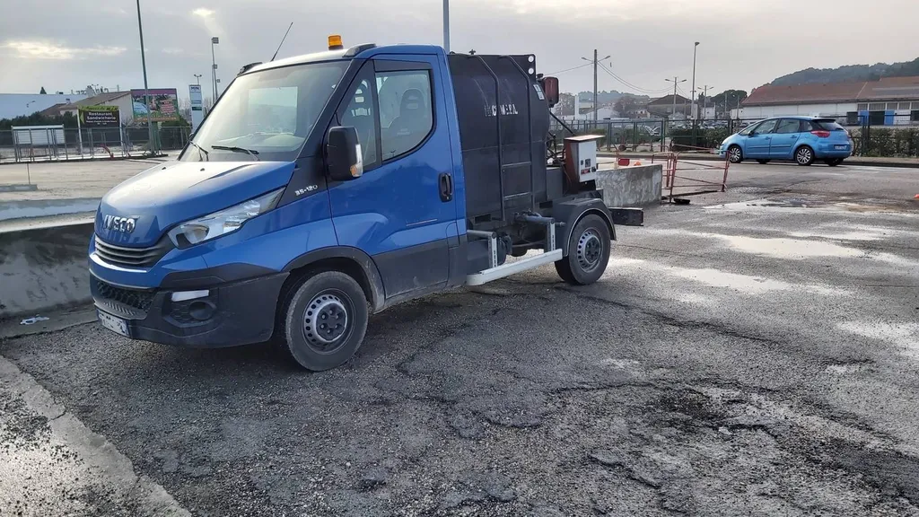 Réfection en gravillonnage bicouche du parking d'un garage à Chateaurenard dans les Bouches du Rhône