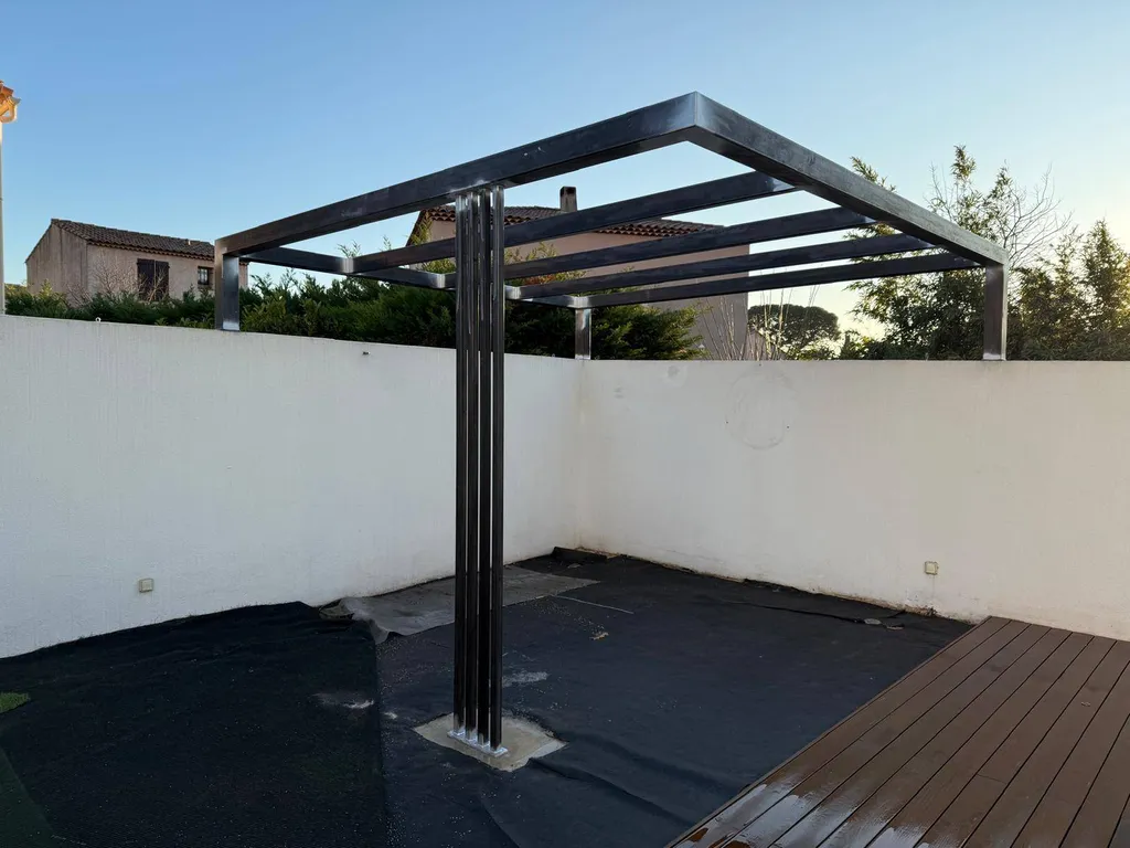 fabrication pergola en acier sur mesure adossée sur mur de cloture à Aix en Provence