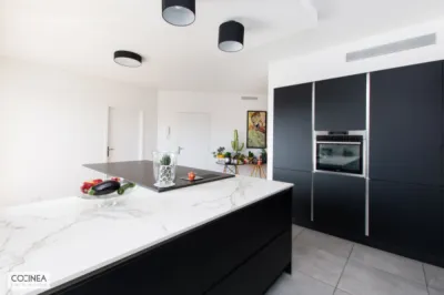 Cuisiniste pour cuisine sur mesure avec systemat noir et dekton aura à Blagnac
