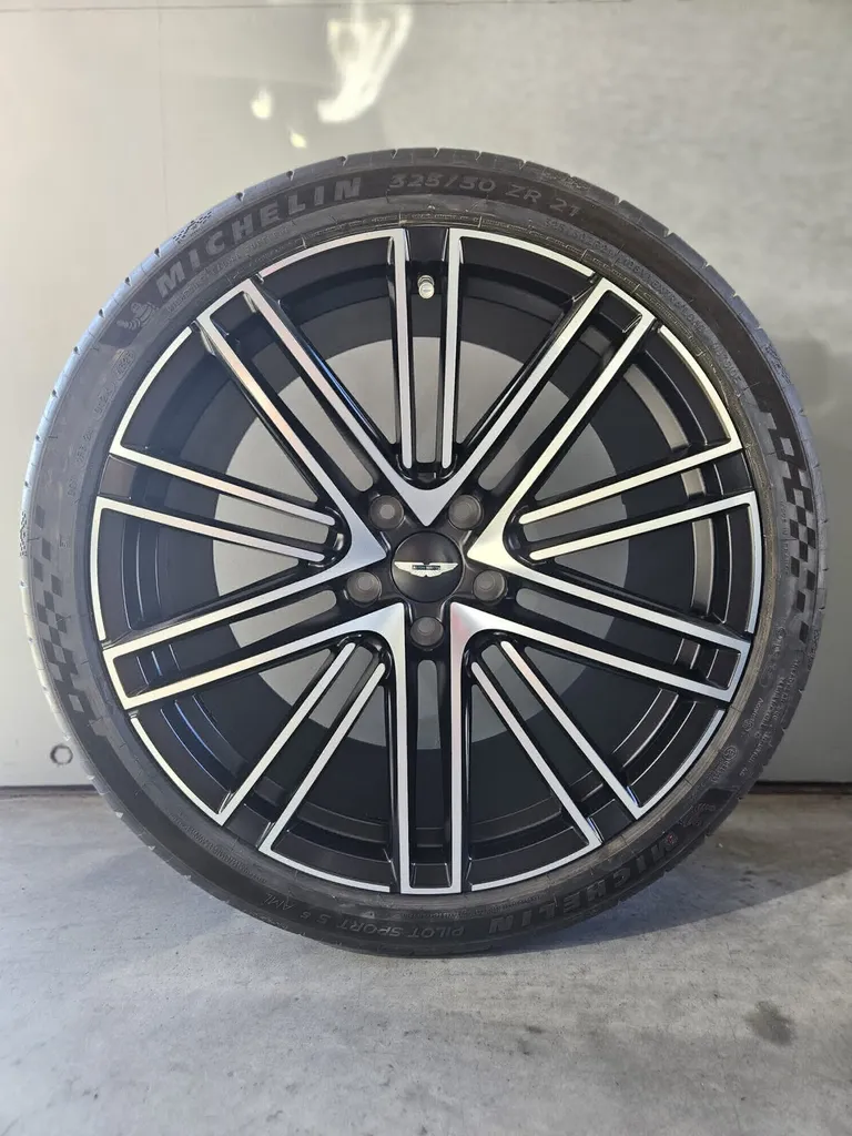 Rénovation des 4 jantes pour cette Aston Martin DB12 volante
Lyon