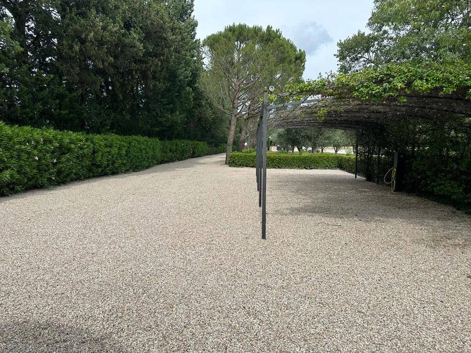 Paysagistes professionnels pour la création d'allée en gravier à Eygalières 13810, pour un aménagement extérieur pratique et esthétique