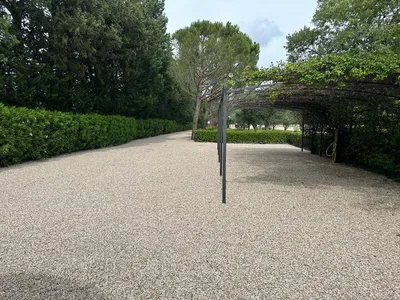 Paysagistes professionnels pour la création d'allée en gravier à Eygalières 13810, pour un aménagement extérieur pratique et esthétique